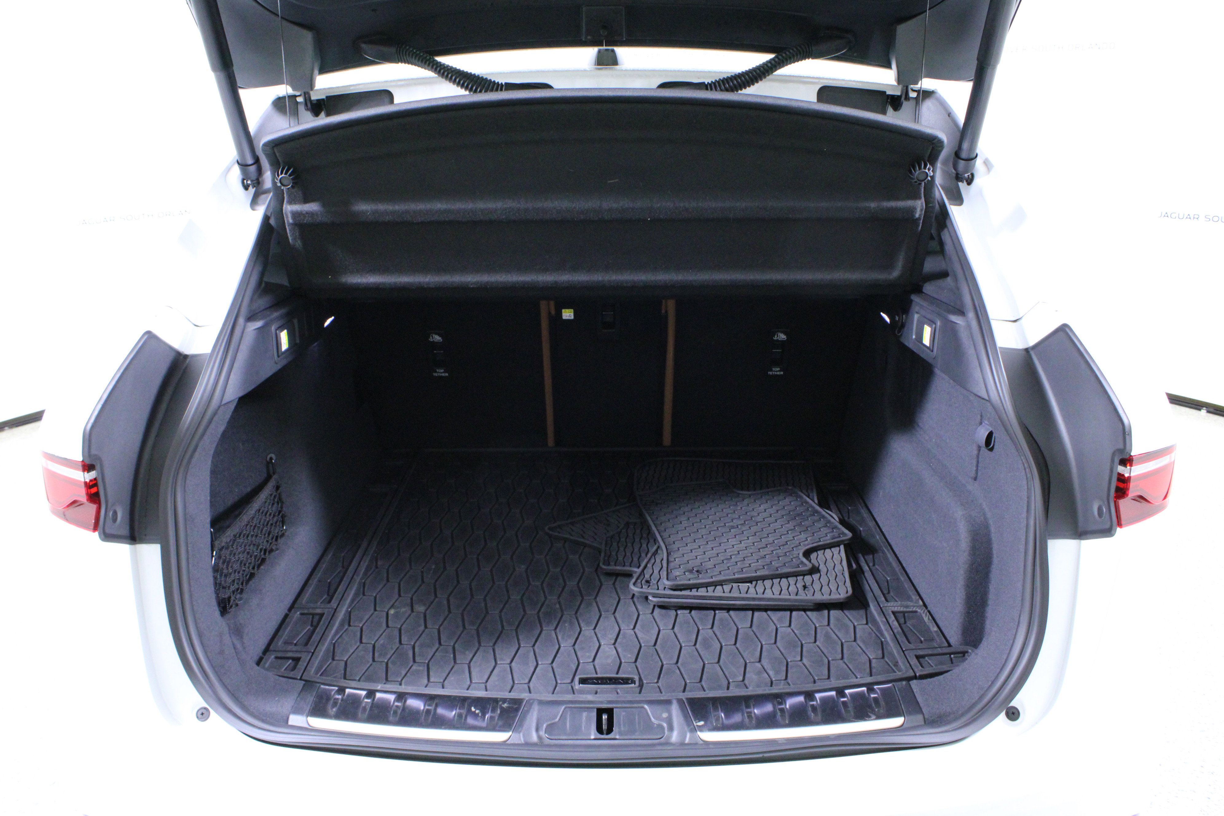 Used 2025 Jaguar F-PACE R-Dynamic S image 9