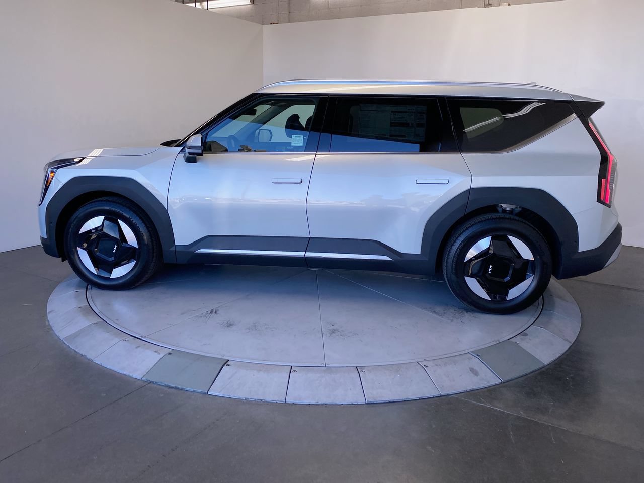 New 2026 Kia EV9 Wind AWD/4WD image 2
