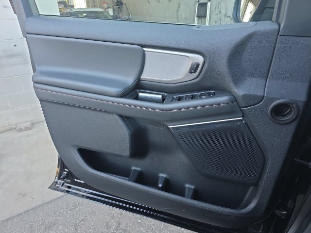 Used 2025 Ford Expedition Active AWD/4WD image 29
