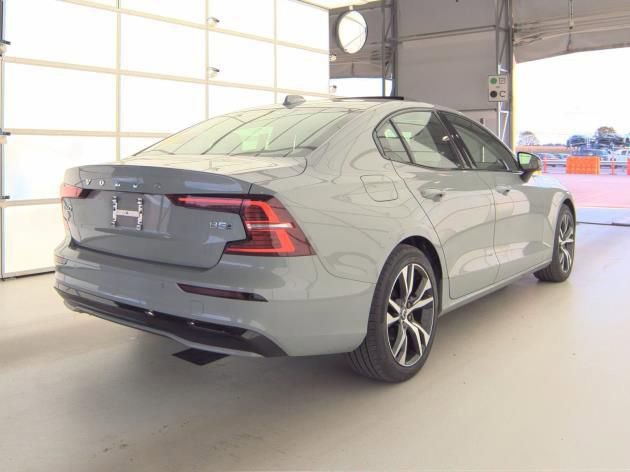 Used 2025 Volvo S60 B5 Core image 8