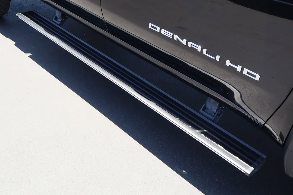 Used 2022 GMC Sierra 2500 Denali w/ Denali Black Diamond Edition AWD/4WD image 11