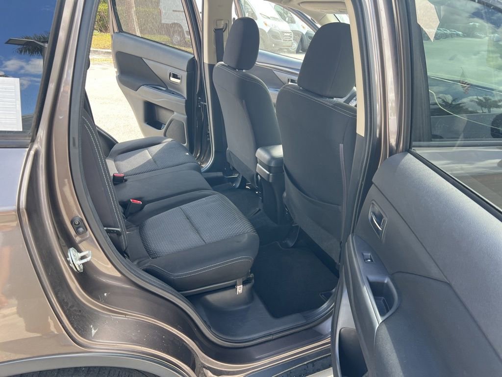 Used 2017 Mitsubishi Outlander SE image 30