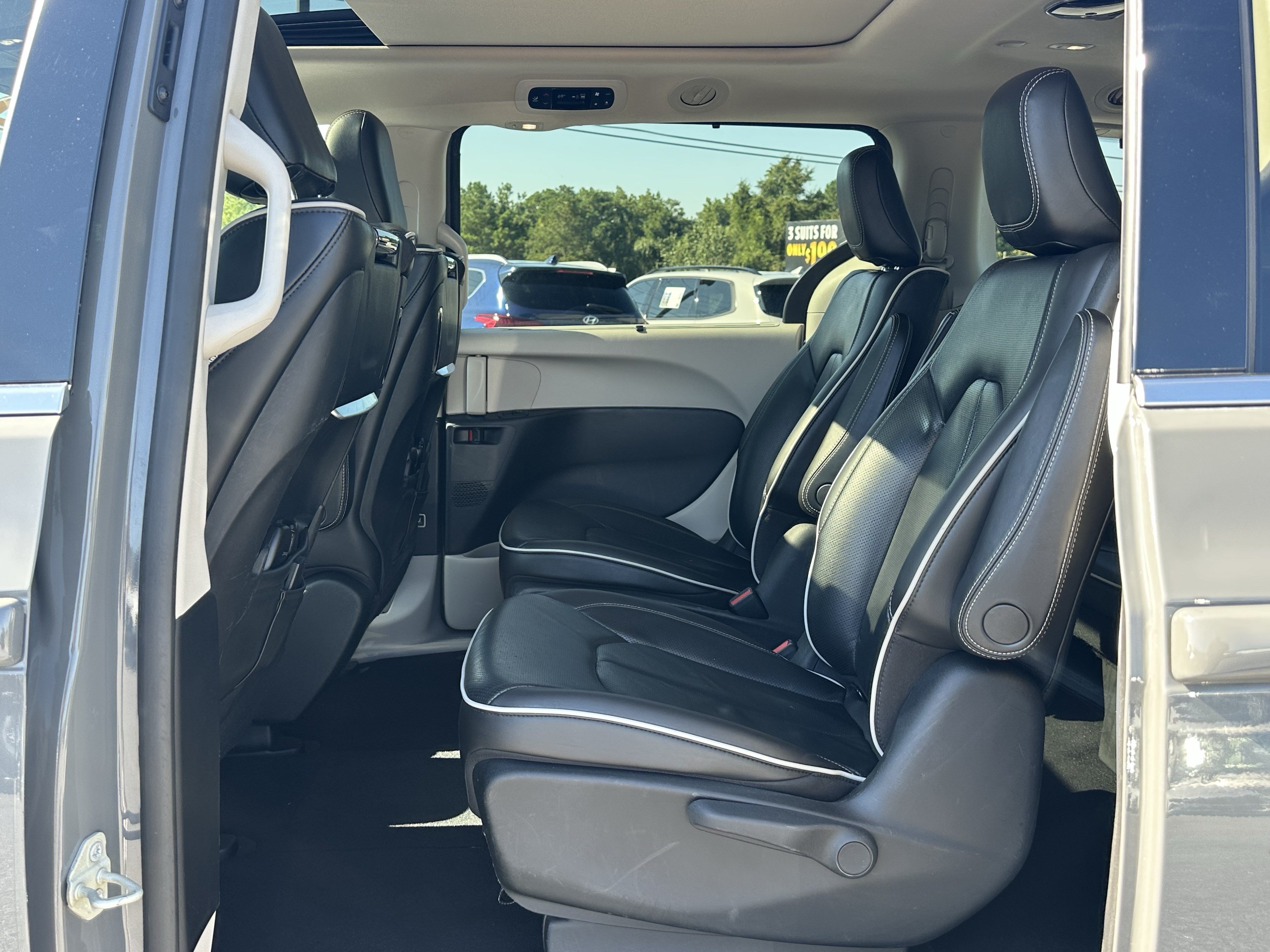 Used 2021 Chrysler Pacifica Limited w/ Uconnect Theater Family Group FWD image 19