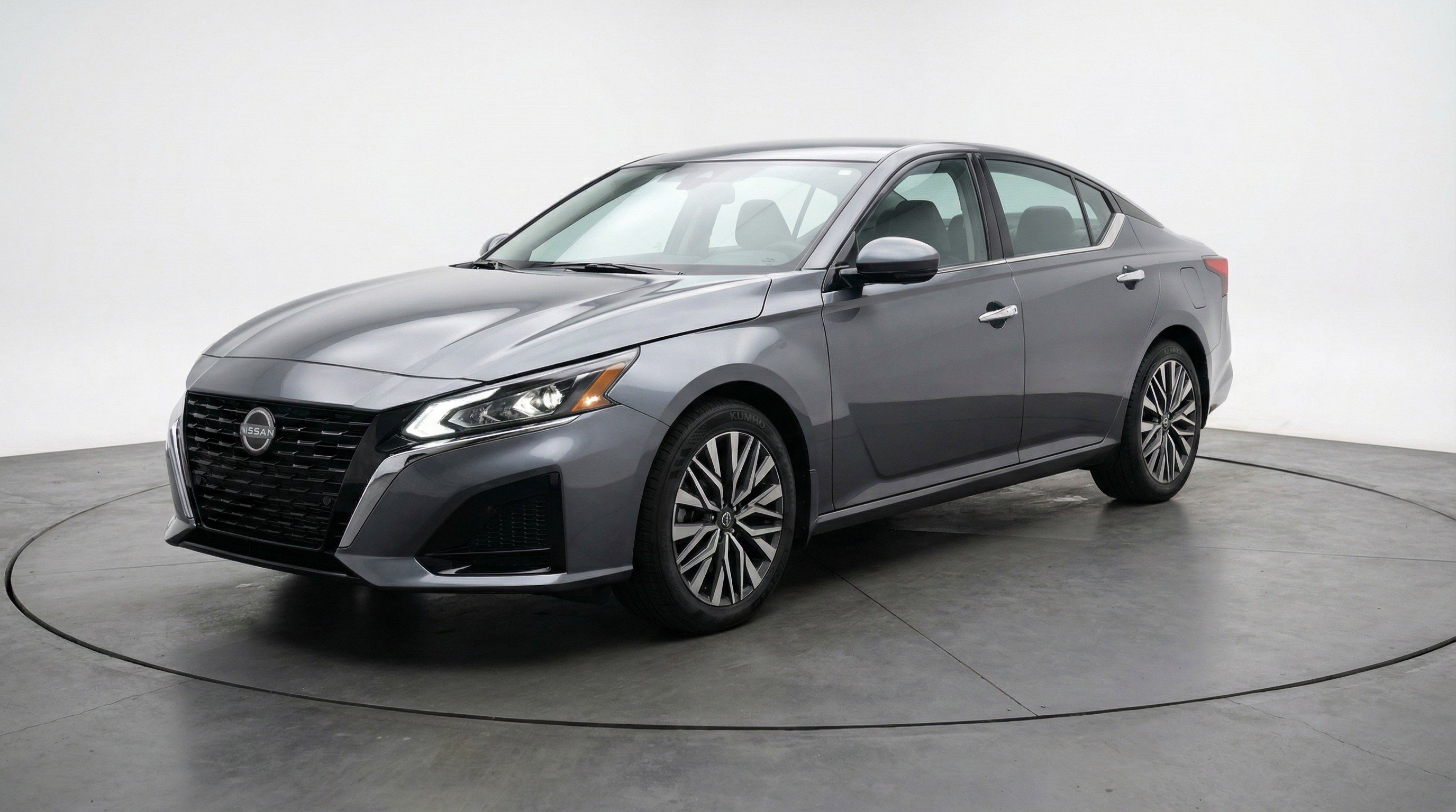 Used 2025 Nissan Altima 2.5 SV image 3