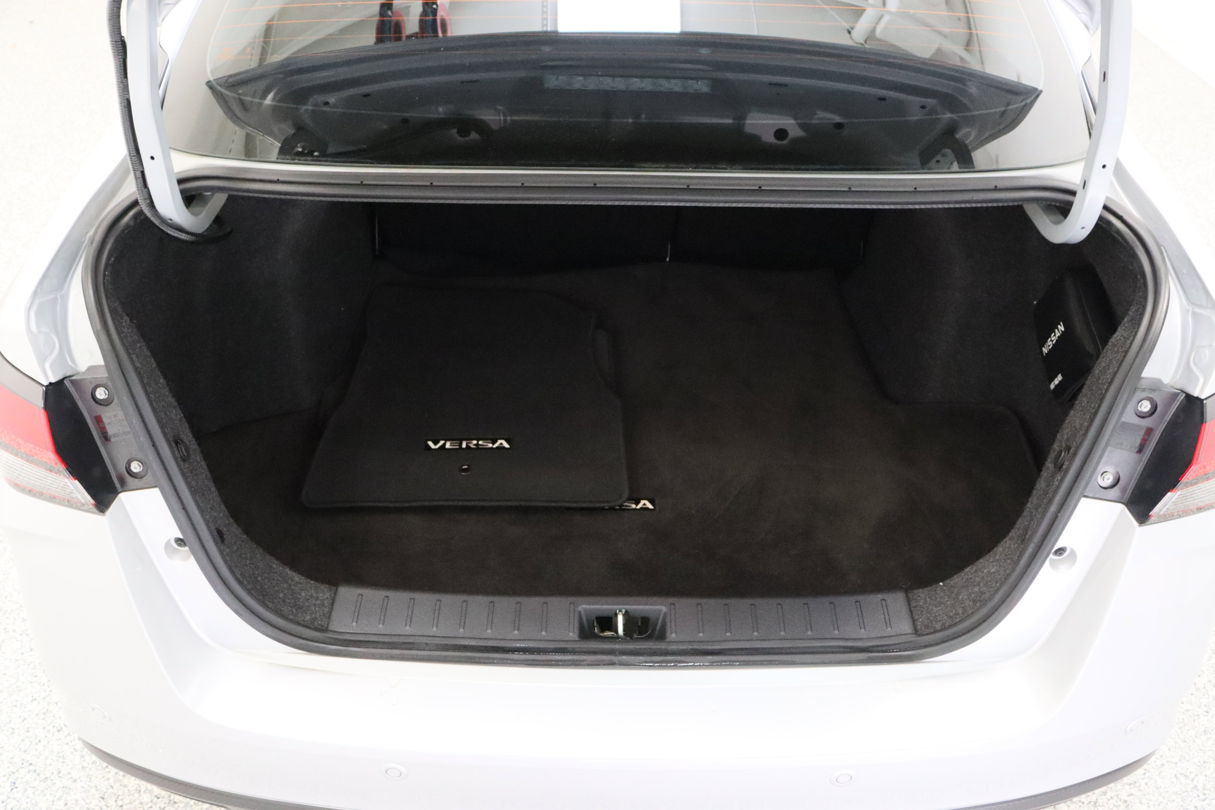 Used 2025 Nissan Versa SV w/ Trunk Package image 30