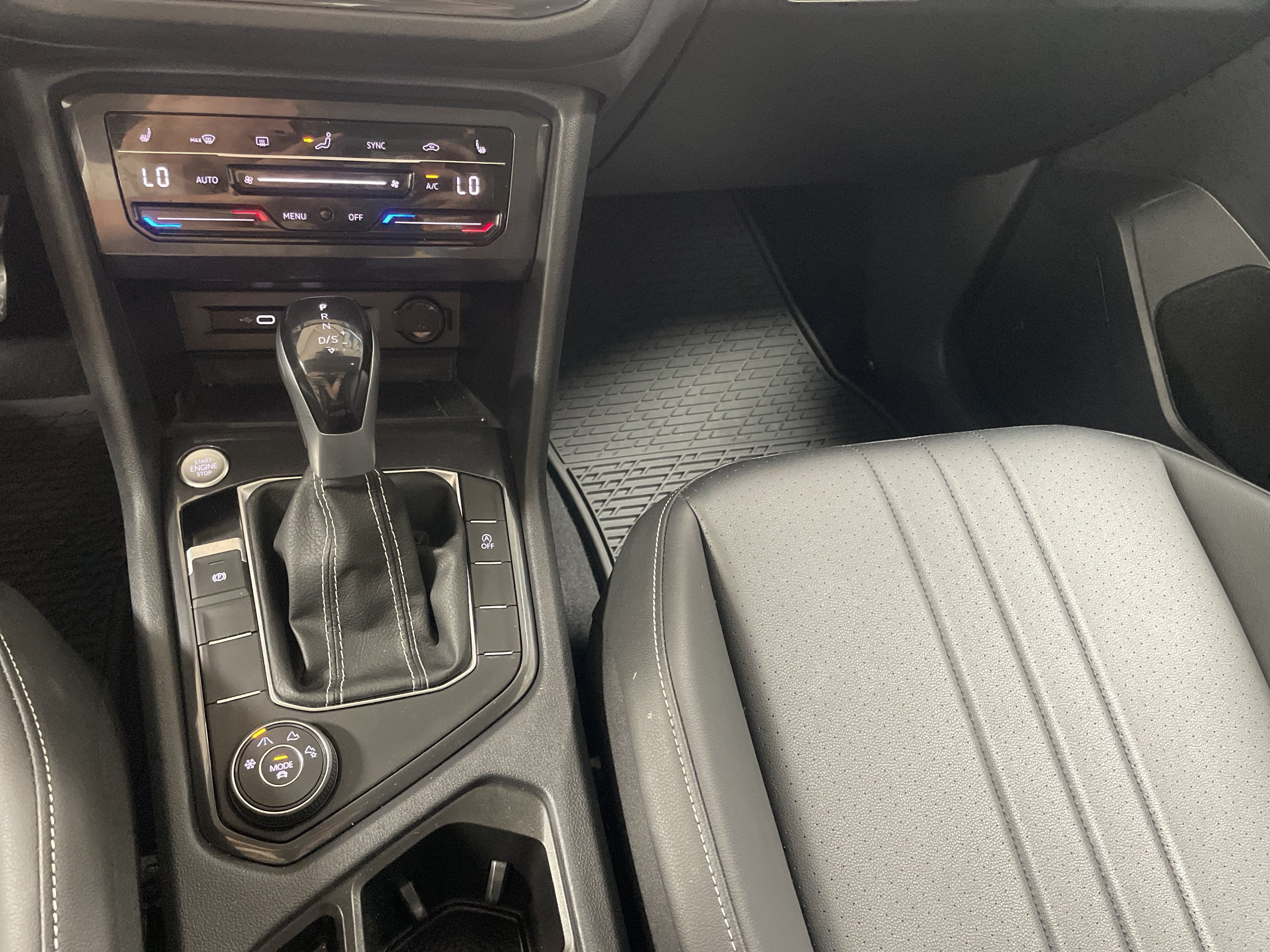 Used 2023 Volkswagen Tiguan SE w/ Panoramic Sunroof Package AWD/4WD image 18