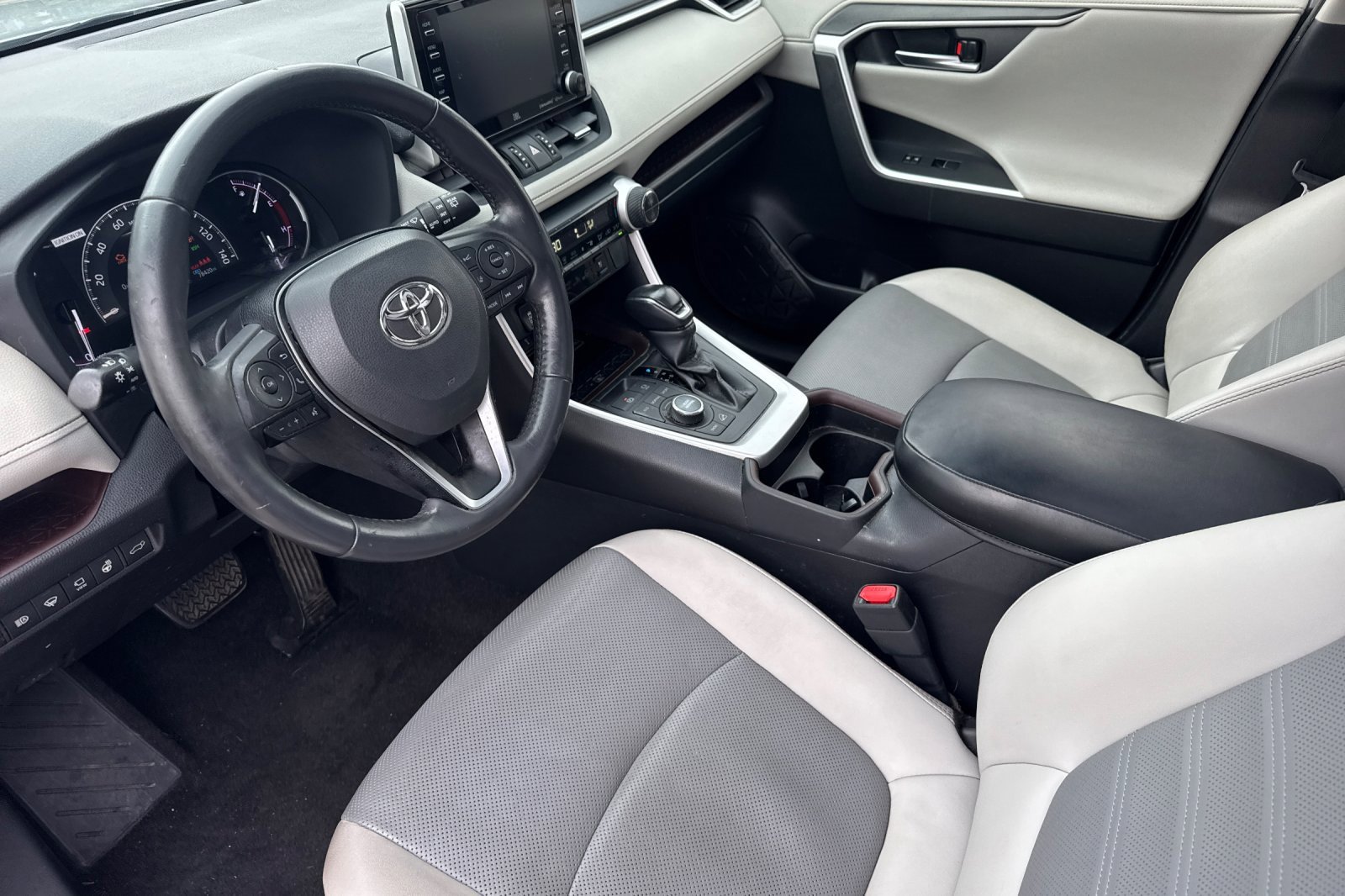 Used 2020 Toyota RAV4 Limited image 10