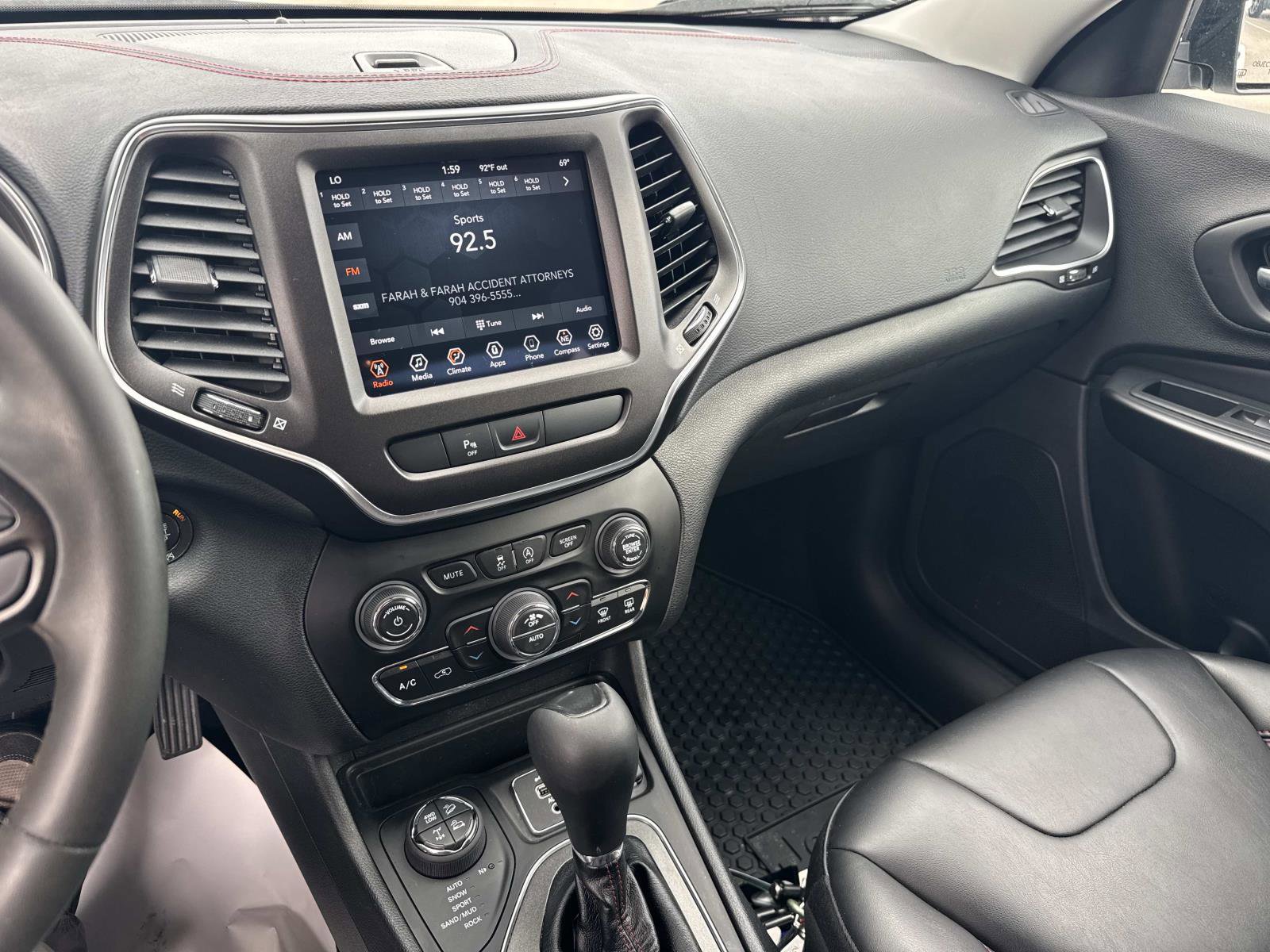 Used 2020 Jeep Cherokee Trailhawk AWD/4WD image 23