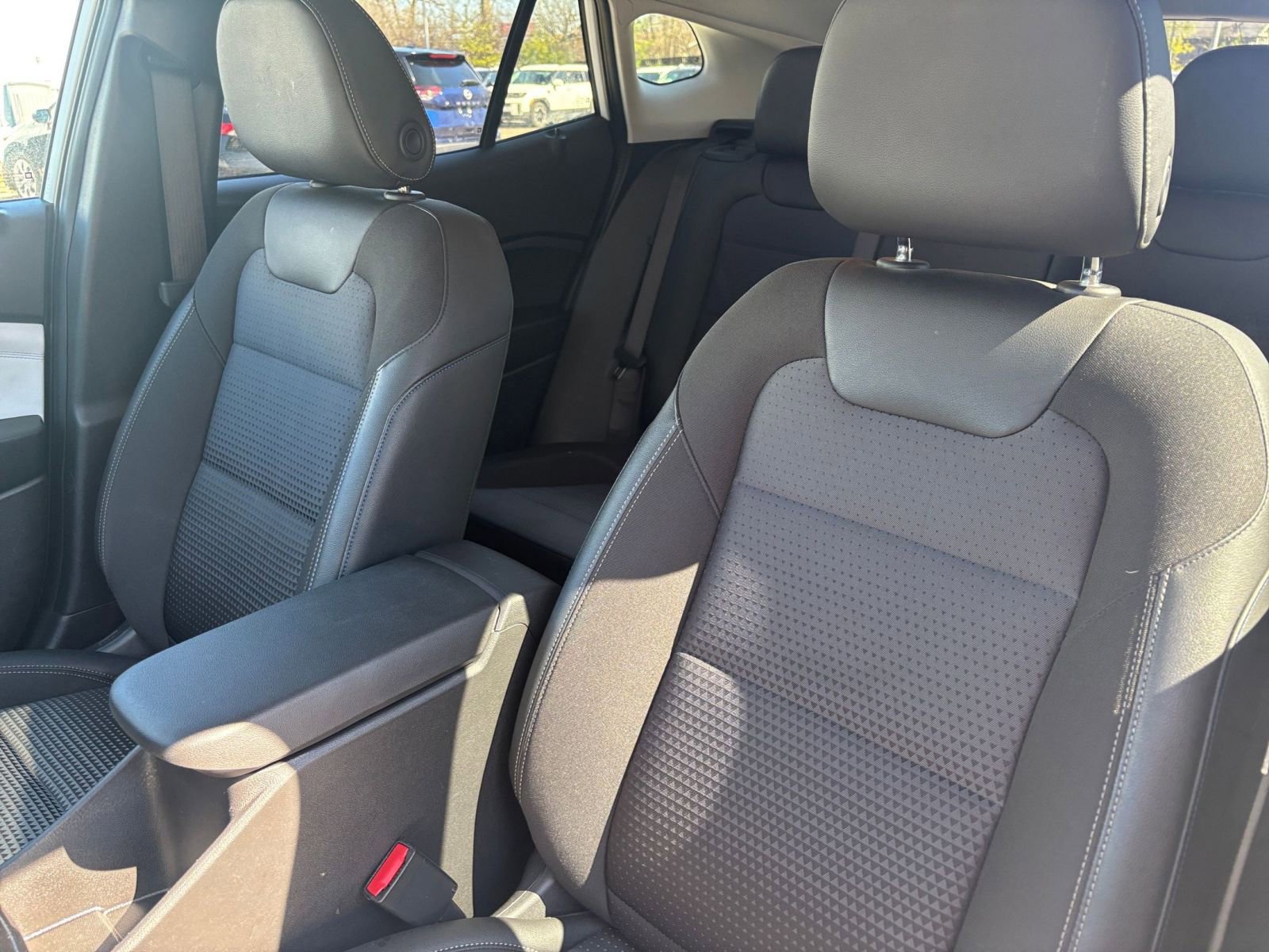 Used 2025 Chevrolet Trax LT w/ LT Convenience Package FWD image 35