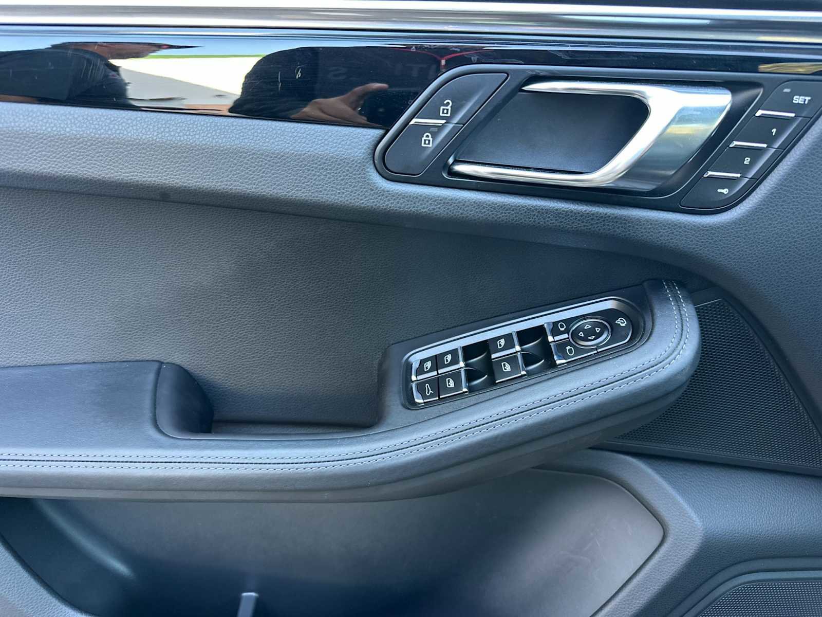 Certified 2025 Porsche Macan image 12