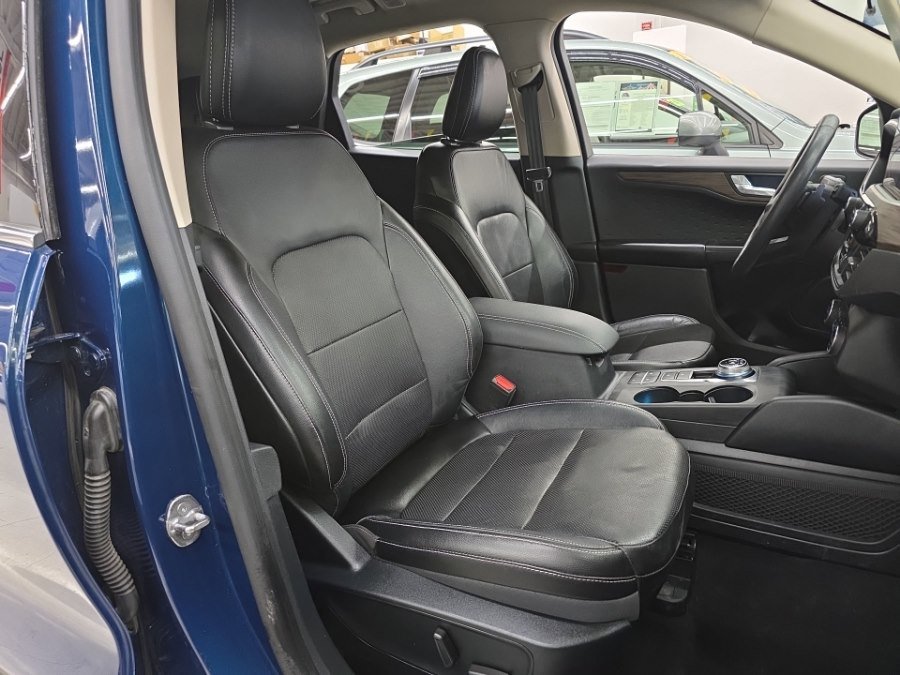 Used 2020 Ford Escape Titanium image 9