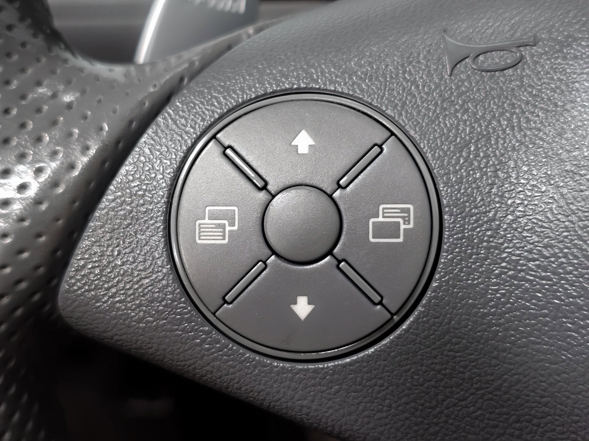 Used 2012 Mercedes-Benz SL 63 AMG image 31