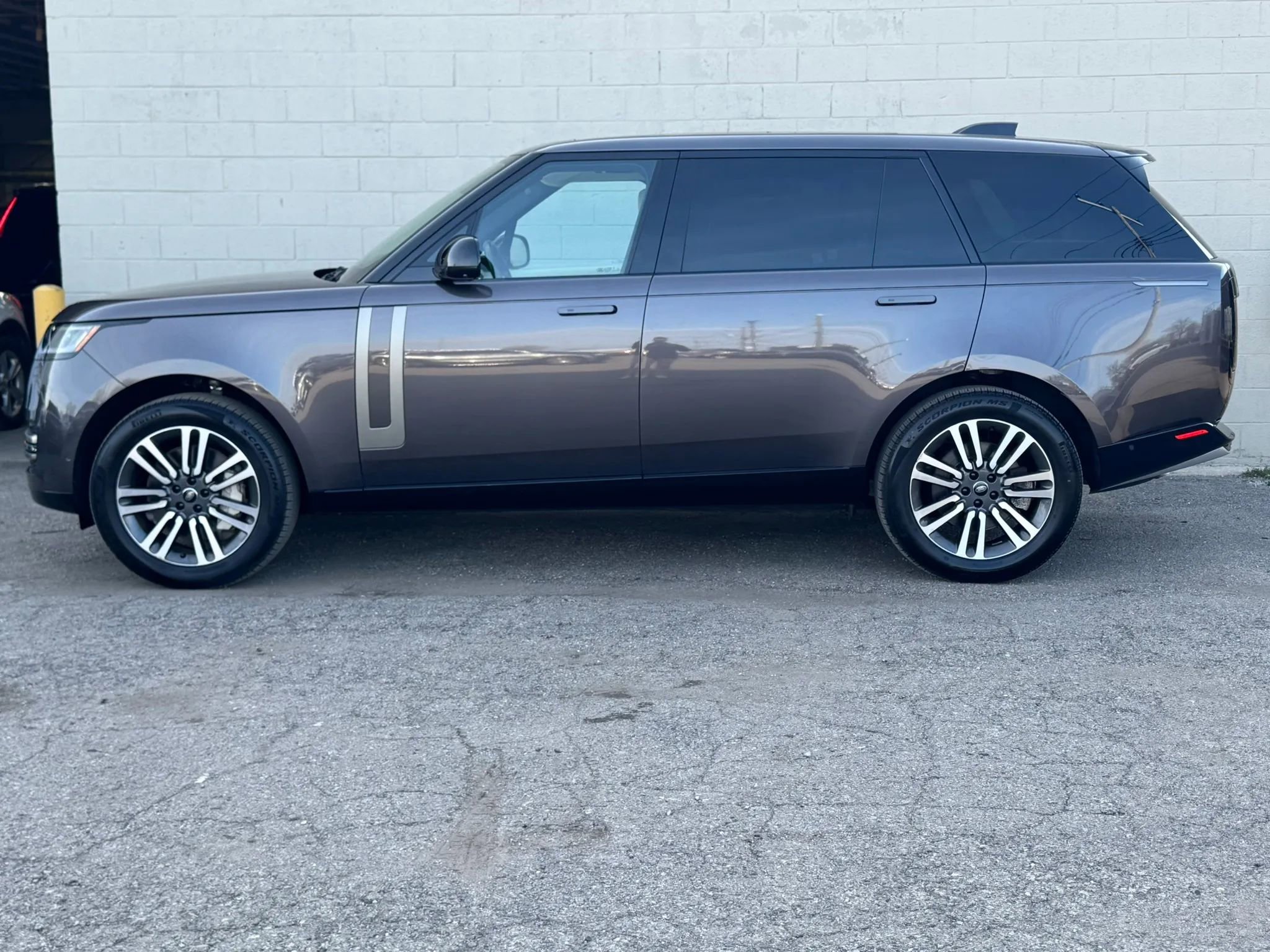 Used 2025 Land Rover Range Rover Long Wheelbase SE image 2