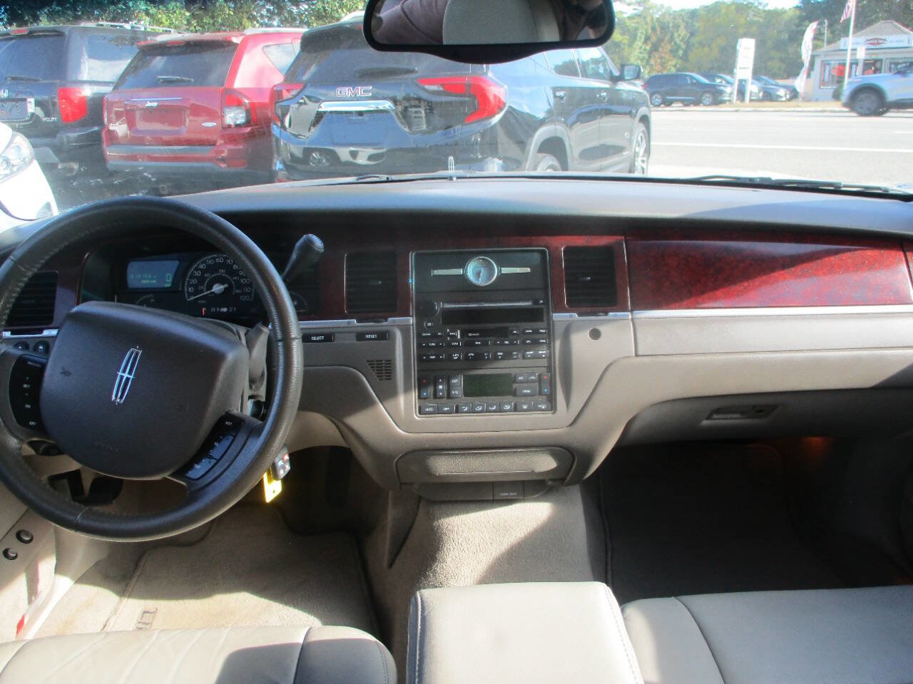 Used 2005 Lincoln Town Car Signature image 9