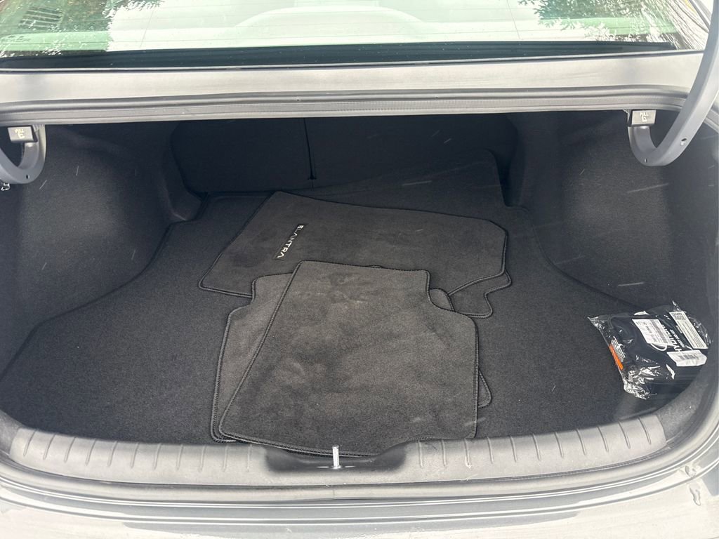 Certified 2025 Hyundai Elantra SEL image 11