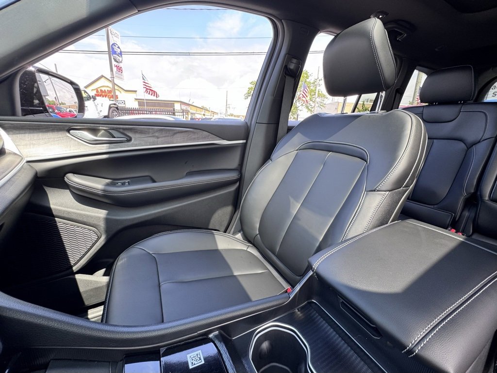 New 2025 Jeep Grand Cherokee Limited w/ Black Appearance Package image 14