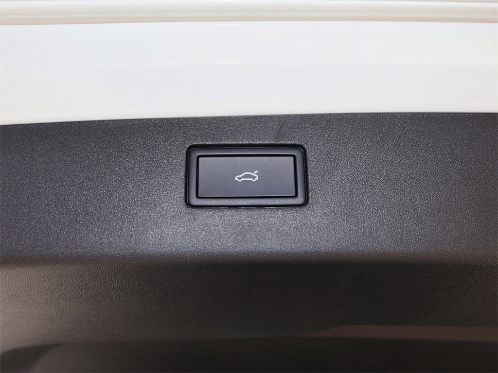 New 2025 Volkswagen Tiguan SE image 11