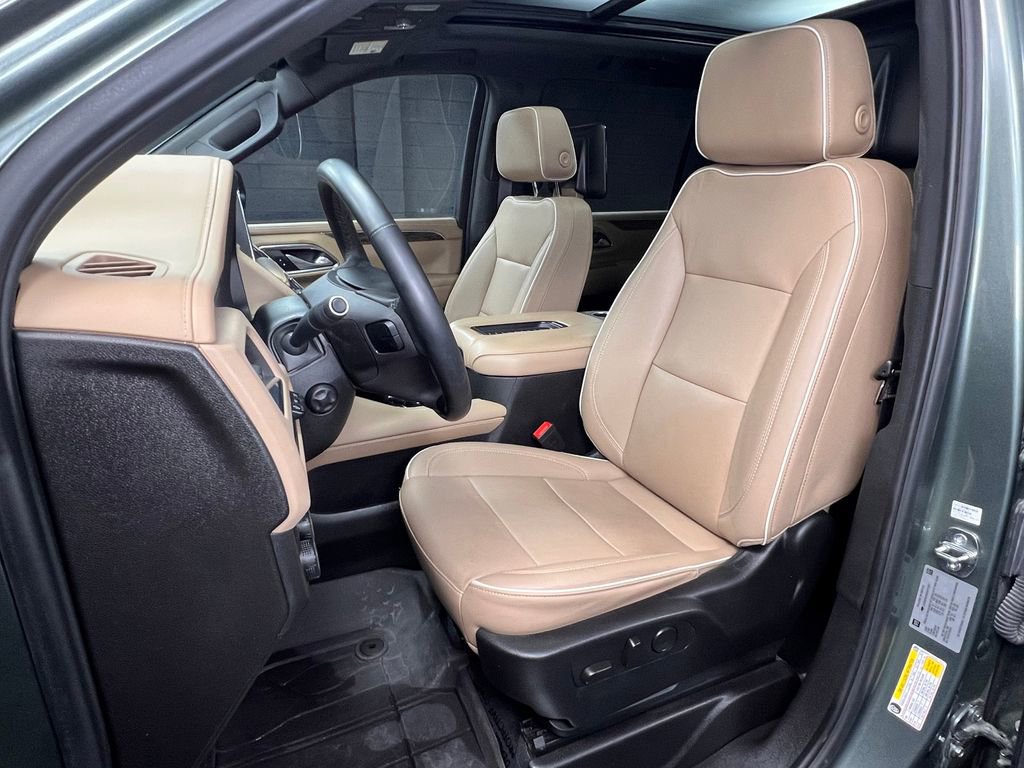 Used 2024 Chevrolet Suburban Premier w/ Premium Package 2 AWD/4WD image 4