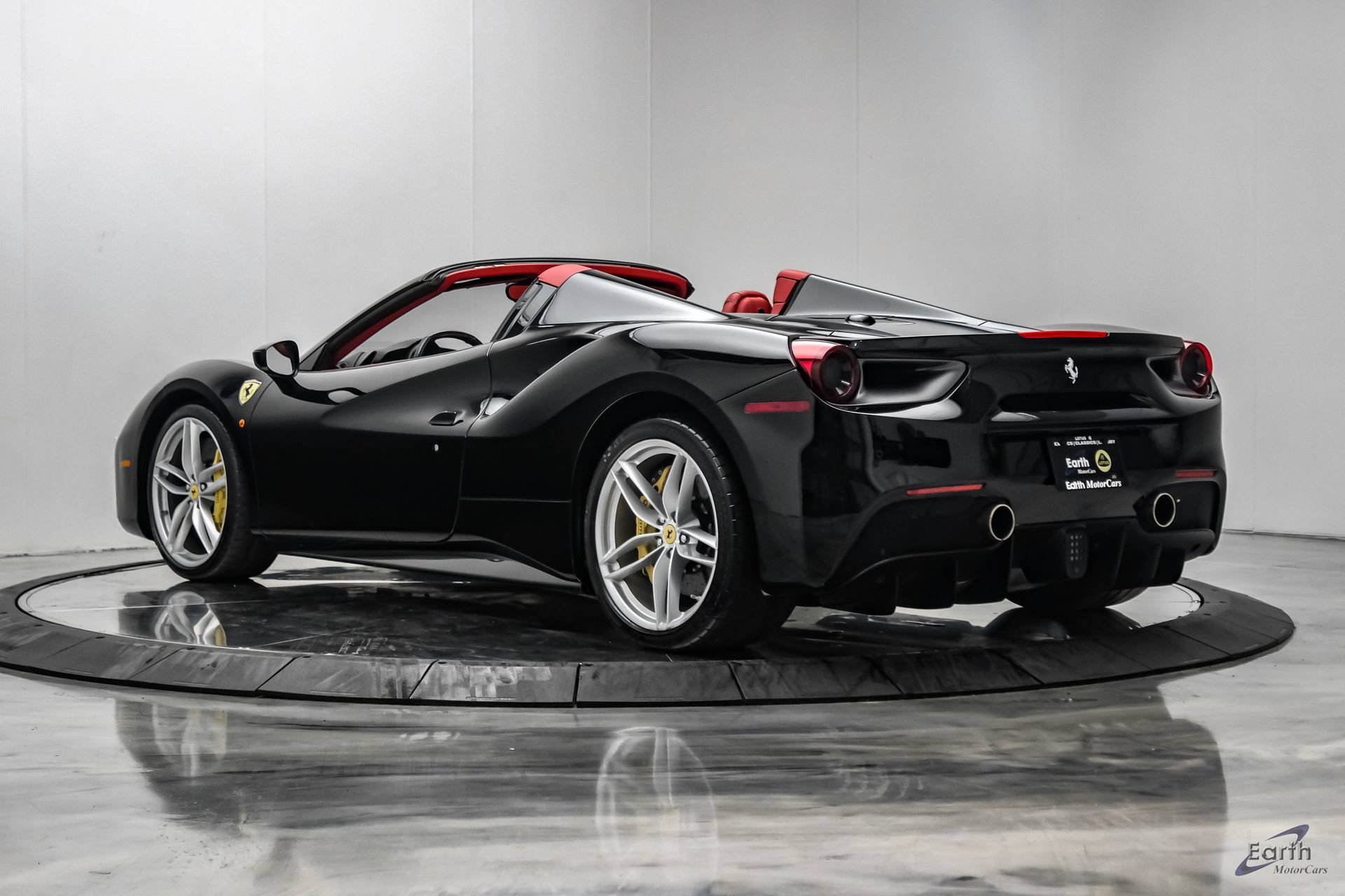 Used 2018 Ferrari 488 Spider RWD image 13