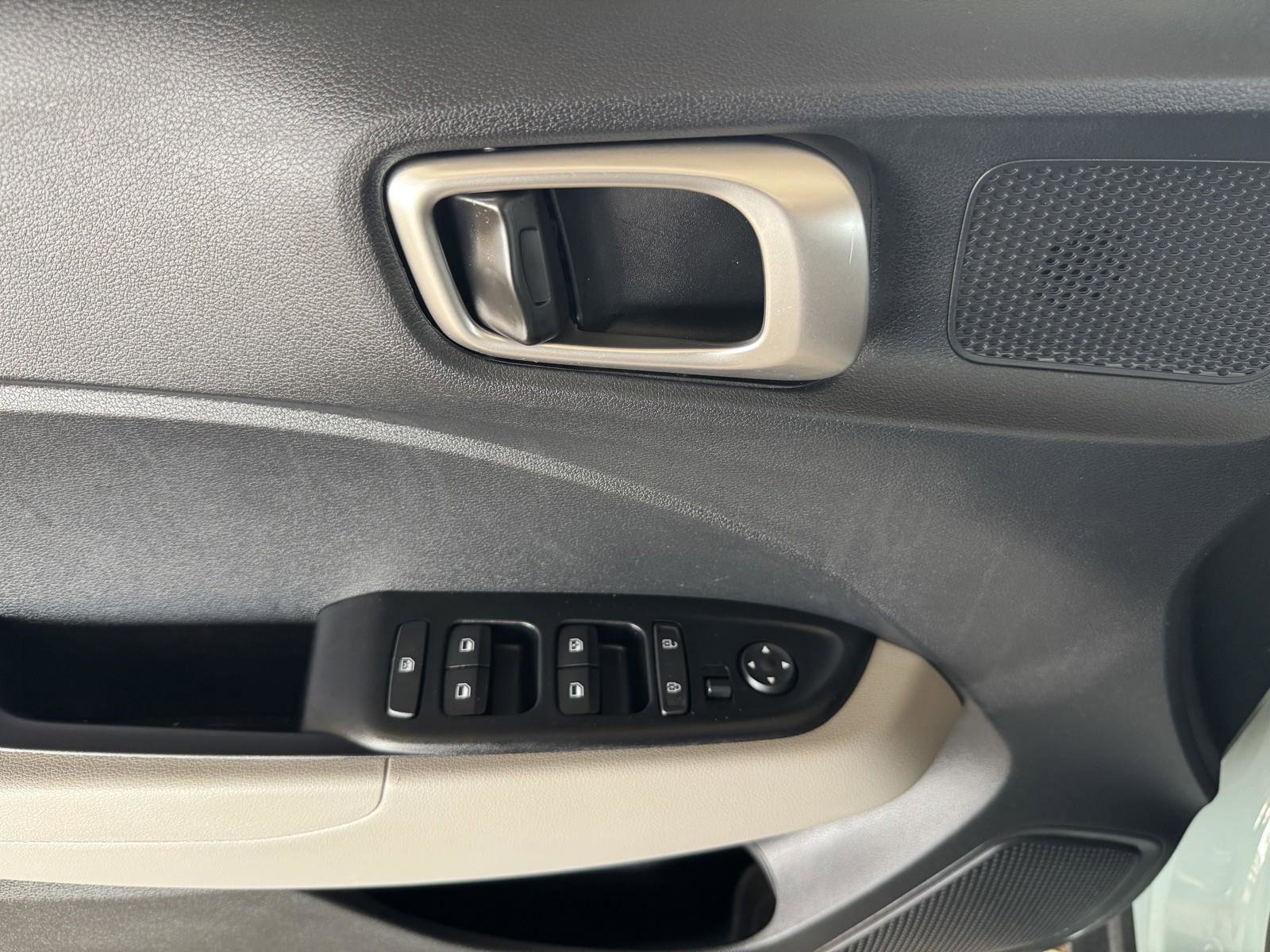 Used 2025 Hyundai Venue SEL image 23