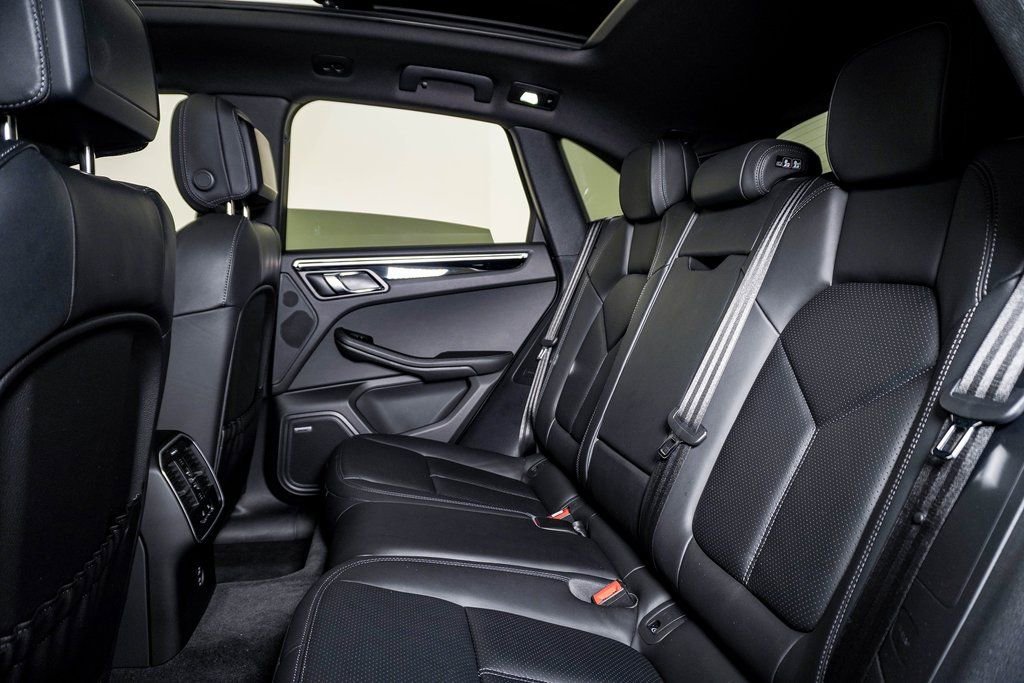 Certified 2023 Porsche Macan image 17