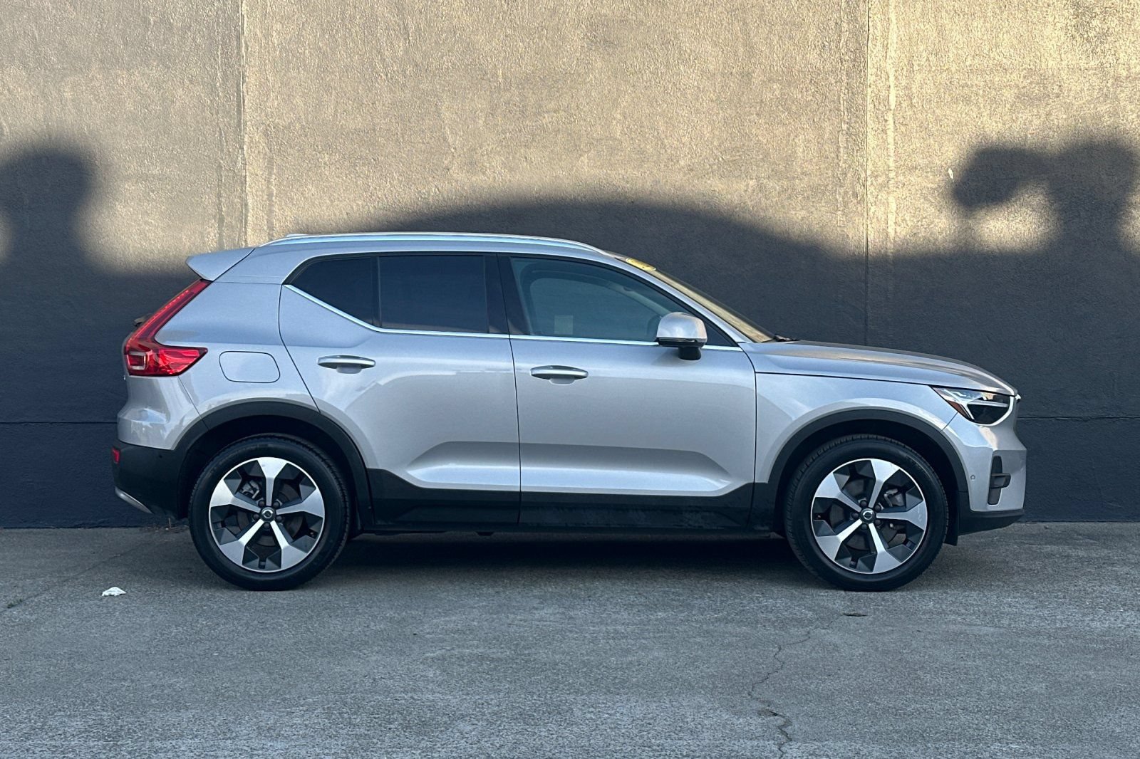 Certified 2025 Volvo XC40 B5 Plus AWD/4WD image 9