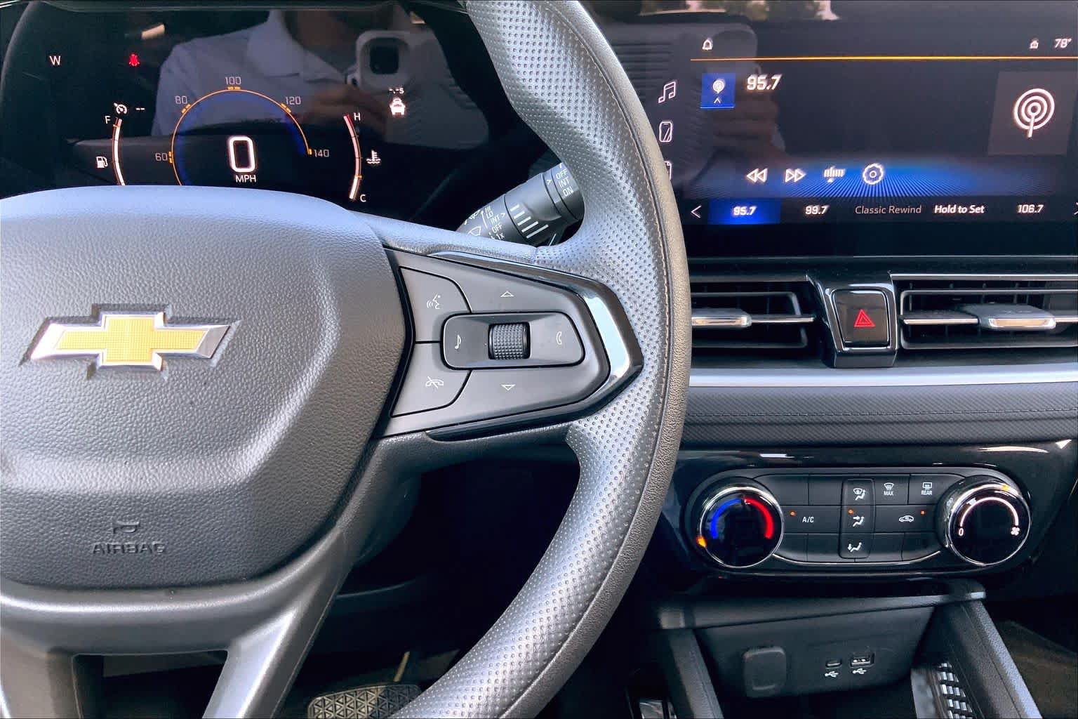 Used 2025 Chevrolet TrailBlazer LT FWD image 24