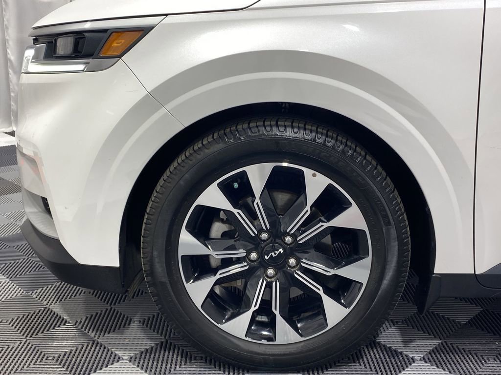 Used 2022 Kia Carnival EX image 19