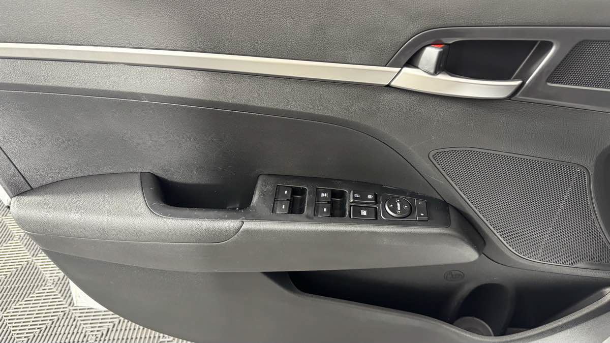 Used 2020 Hyundai Elantra SE w/ Cargo Package (C1) FWD image 12