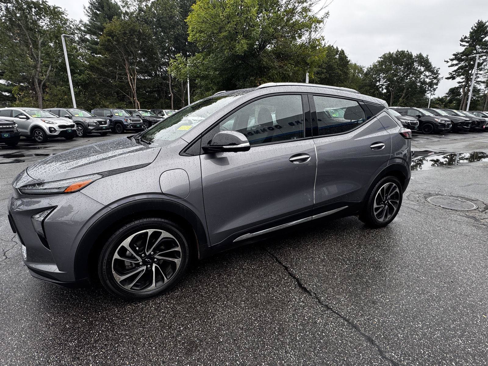 Used 2022 Chevrolet Bolt EUV Premier w/ Sun & Sound Package FWD image 3