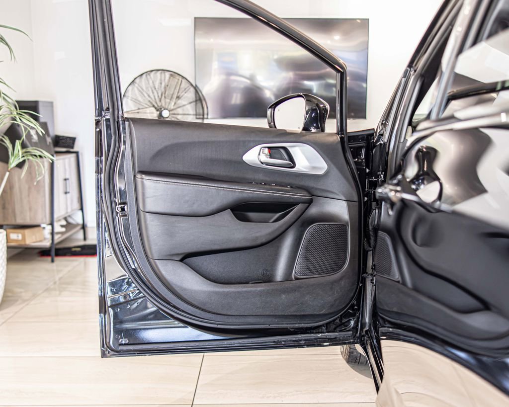 Used 2019 Chrysler Pacifica Touring Plus w/ S Appearance Package FWD image 30