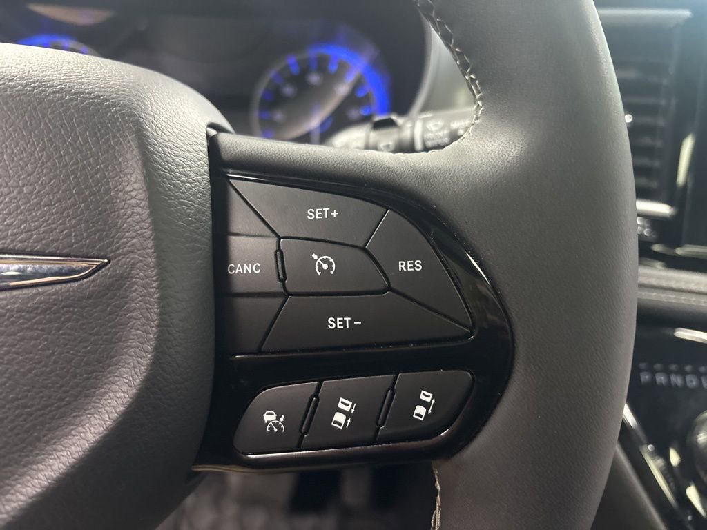 Used 2025 Chrysler Pacifica Limited image 19