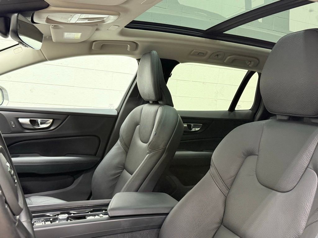 Used 2025 Volvo V60 B5 Cross Country Plus image 29