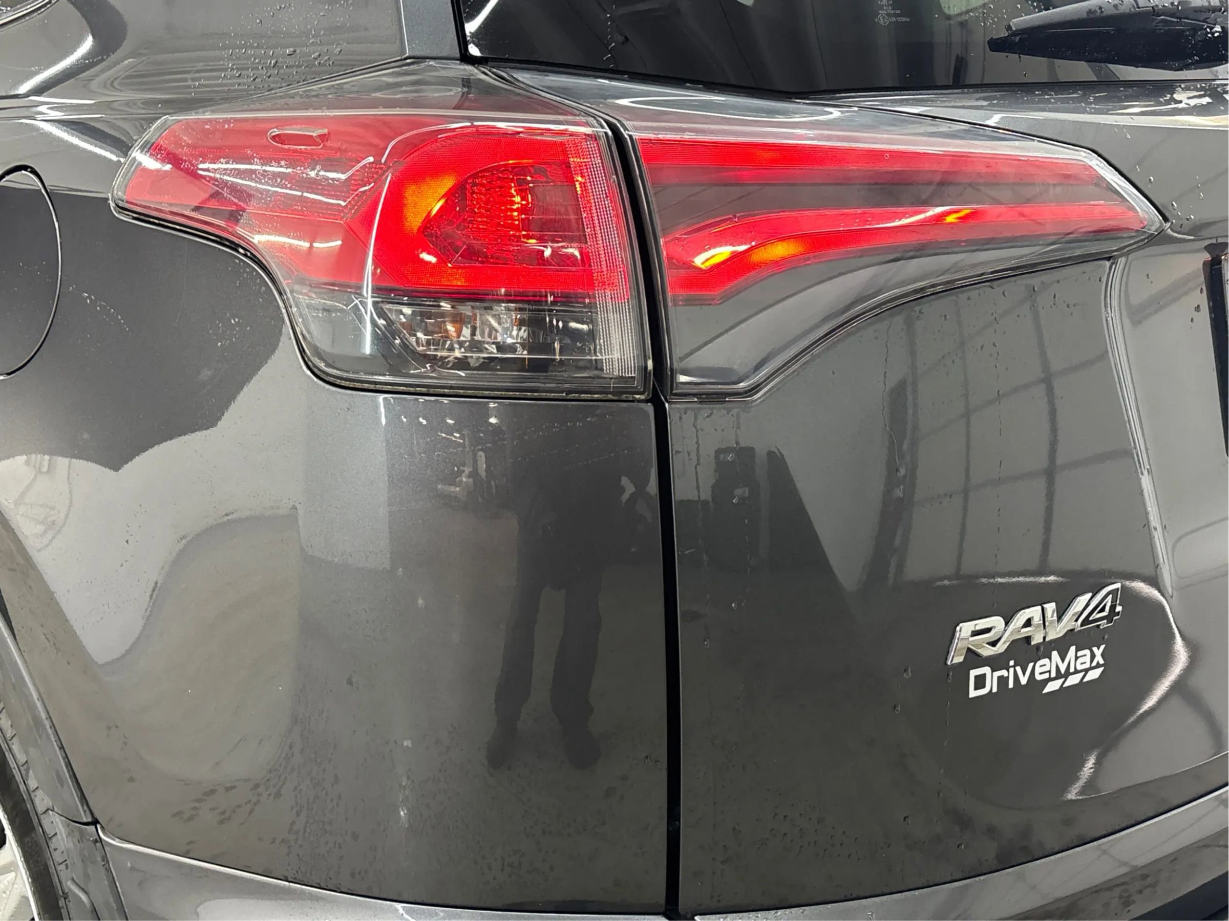 Used 2018 Toyota RAV4 LE image 33