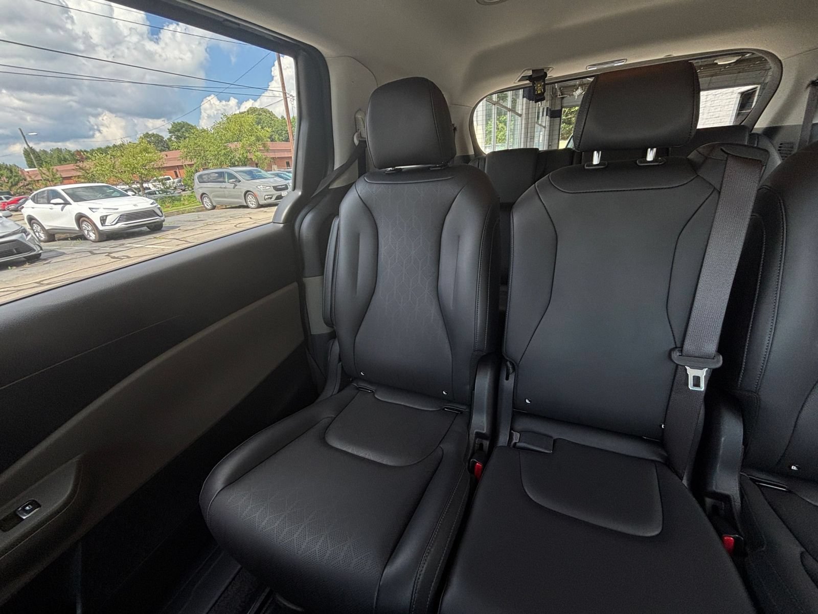 Used 2026 Kia Carnival FWD image 41