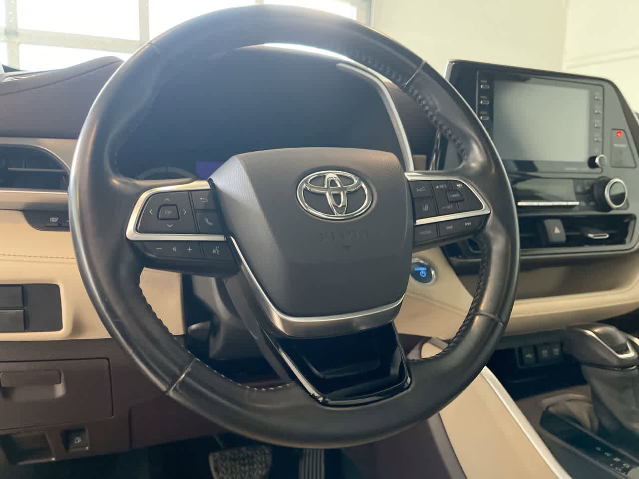 Used 2021 Toyota Highlander XLE AWD/4WD image 14