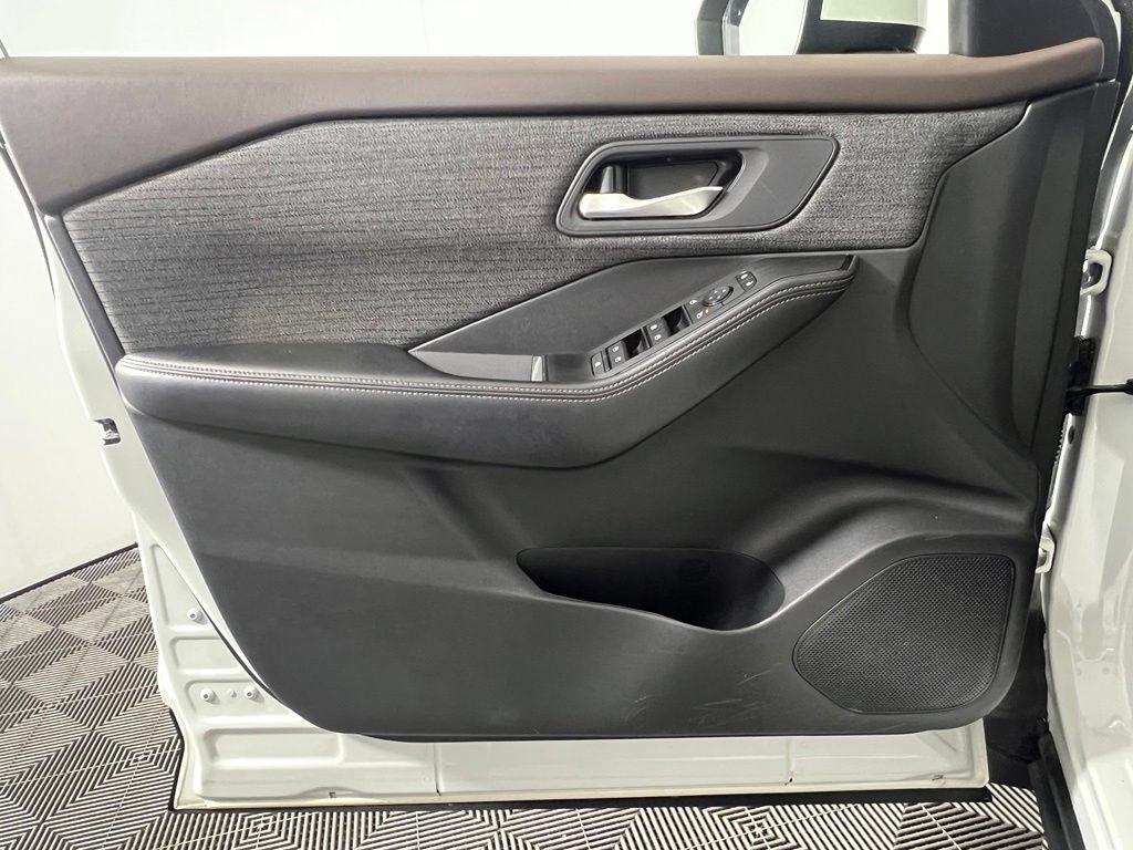 Used 2023 Nissan Rogue SV AWD/4WD image 16