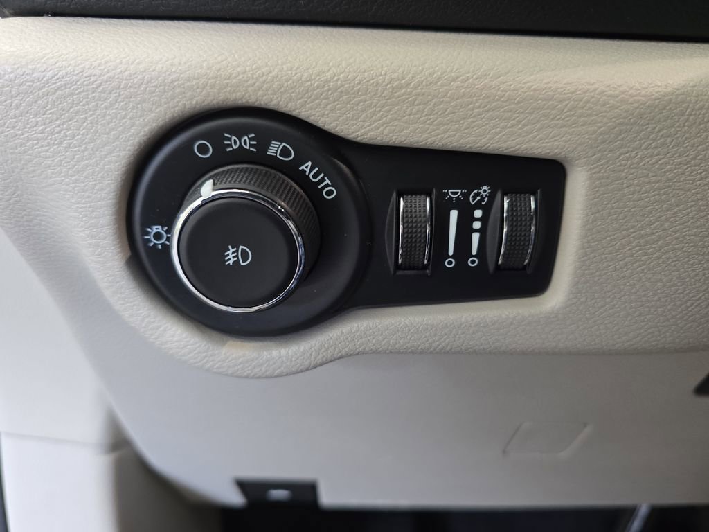 Certified 2023 Chrysler Pacifica Touring-L FWD image 28