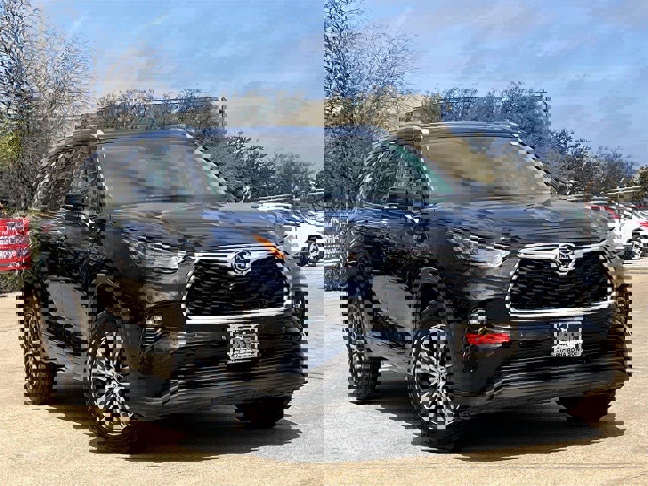 Used 2023 Toyota Highlander XLE image 2