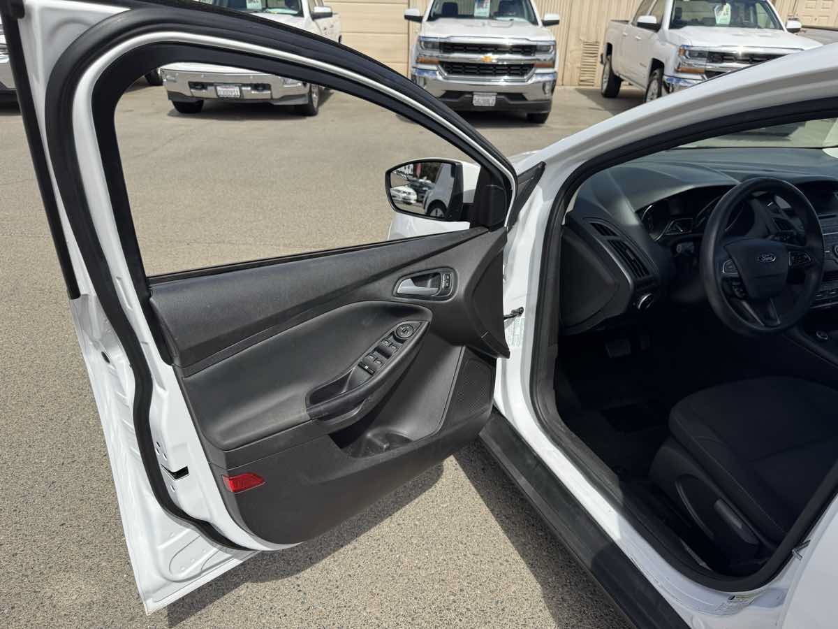 Used 2015 Ford Focus SE FWD image 22