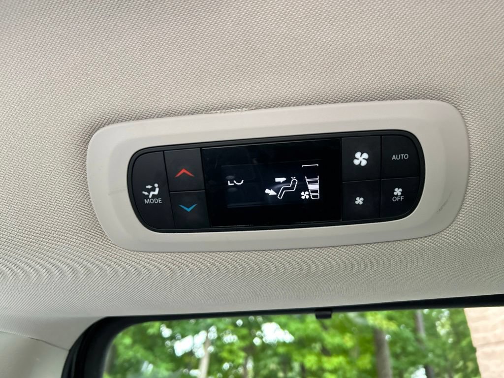 Used 2023 Chrysler Pacifica Touring-L FWD image 24