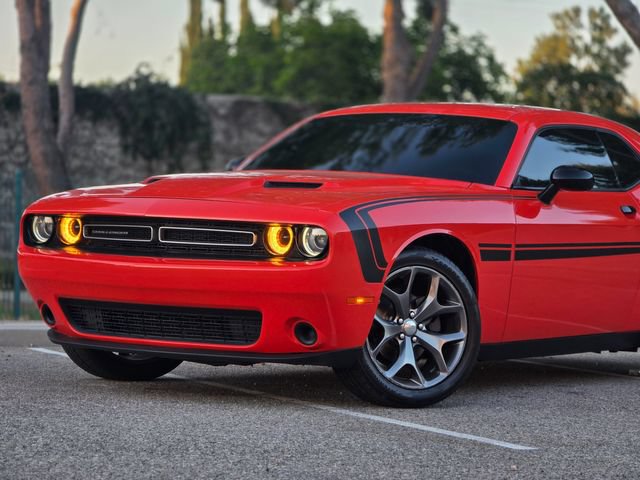 Used 2016 Dodge Challenger SXT w/ Driver Convenience Group RWD image 12