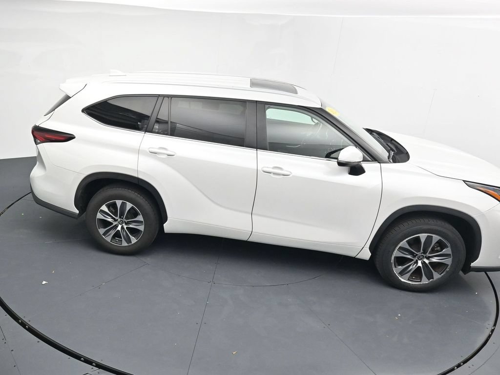 Used 2024 Toyota Highlander XLE FWD image 31