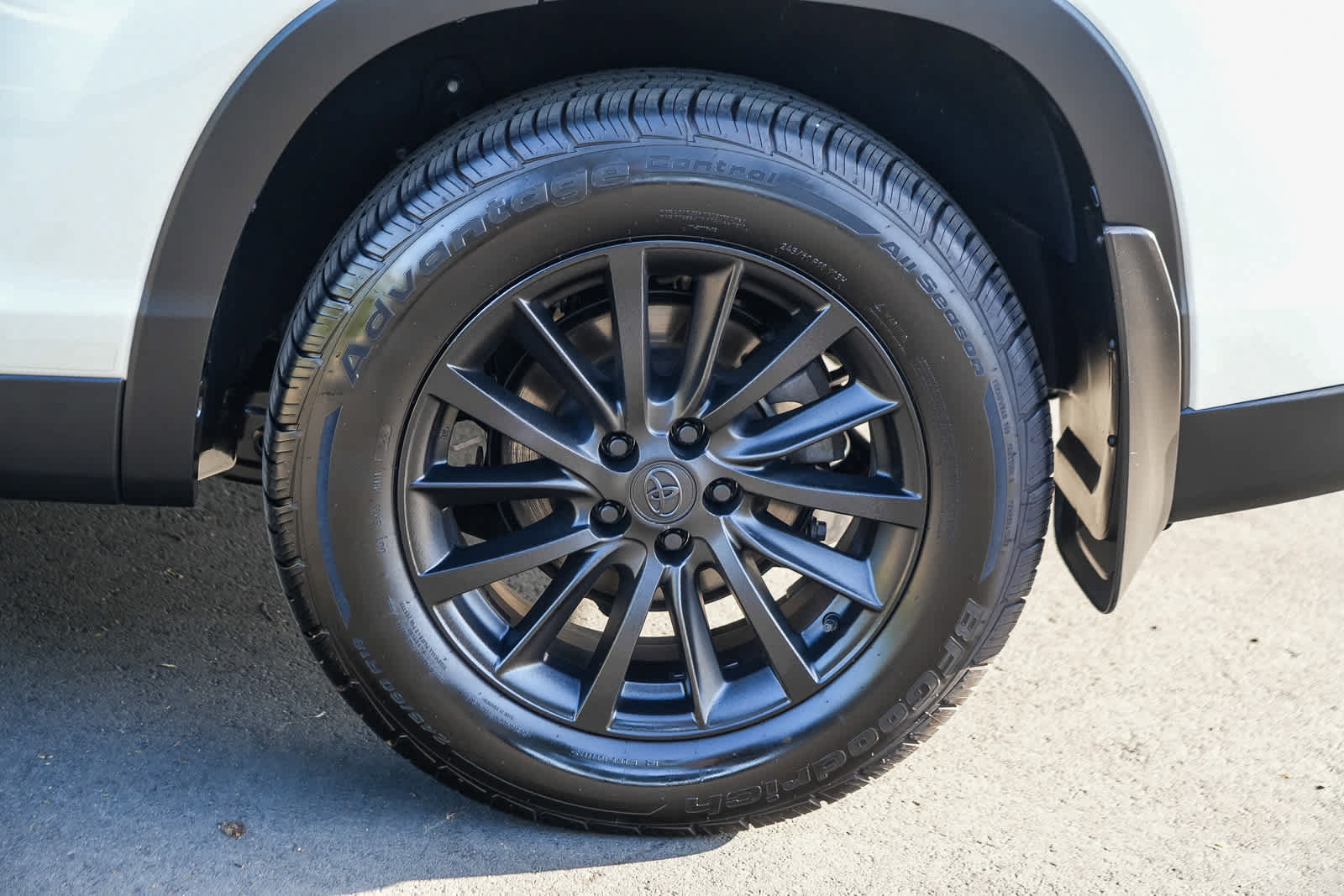 Used 2019 Toyota Highlander XLE w/ Carpet Mat Package (TMS) AWD/4WD image 10