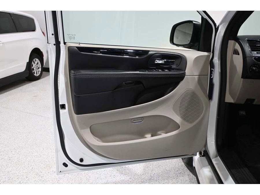 Used 2019 Dodge Grand Caravan SXT image 27