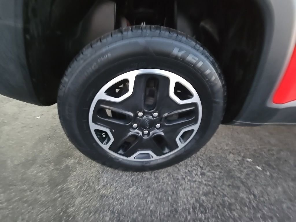 Used 2016 Jeep Renegade Trailhawk w/ Premium Trailhawk Package image 11
