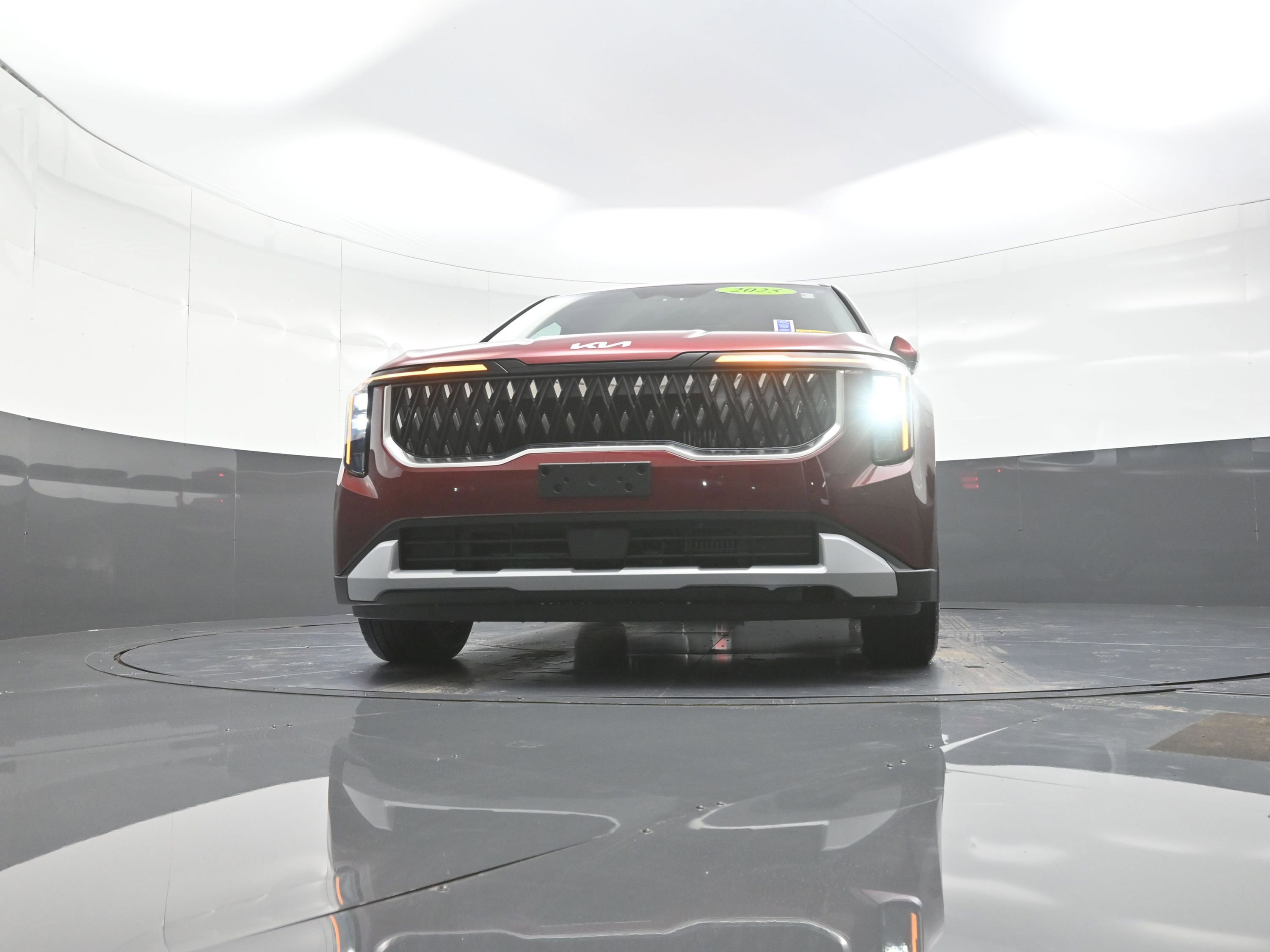 Used 2025 Kia Carnival EX image 10