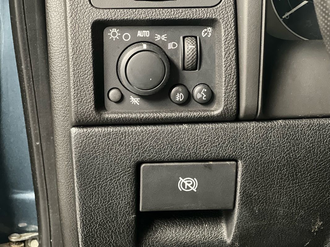 Used 2006 HUMMER H3 Luxury image 25