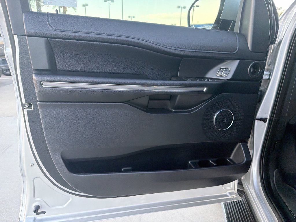 Used 2019 Ford Expedition XLT w/ Equipment Group 202A AWD/4WD image 9