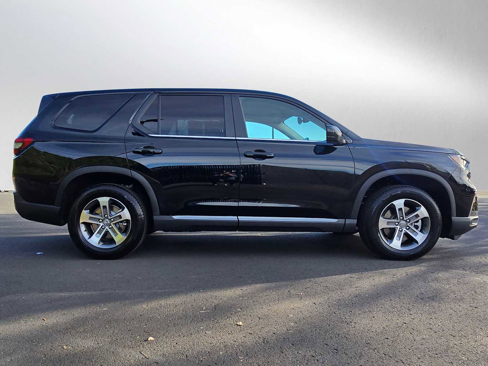 Used 2025 Honda Pilot EX-L image 2